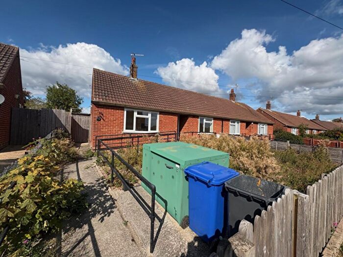 2 Bedroom Bungalow For Sale In Westfield Avenue, Deanshanger, Milton Keynes, MK19