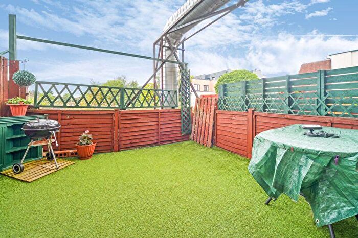 1 Bedroom Apartment For Sale In Cambridge Road, Kingston Upon Thames, KT1