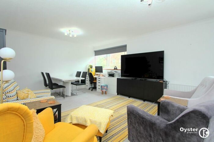 2 Bedroom Flat To Rent In Oak Lodge Close, Stanmore, HA7