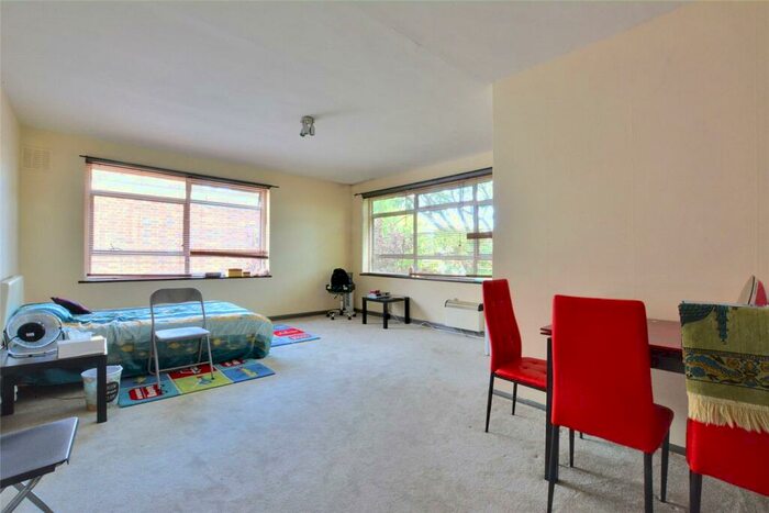 Apartment To Rent In Liskeard Gardens, London, SE3