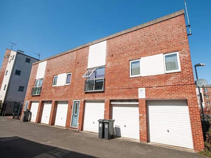 3 Bedroom Coach House For Sale In Aviation Avenue, Hatfield, Hertfordshire, AL10
