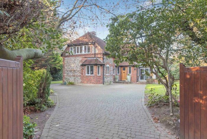 5 Bedroom Country House For Sale In Fulmer Common Road, Iver, SL0