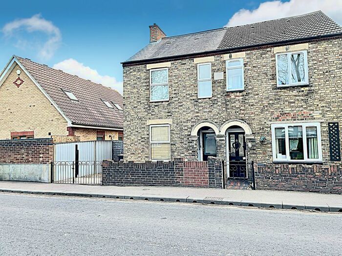 3 Bedroom Semi-Detached House To Rent In Woburn Road, Bedford, MK42