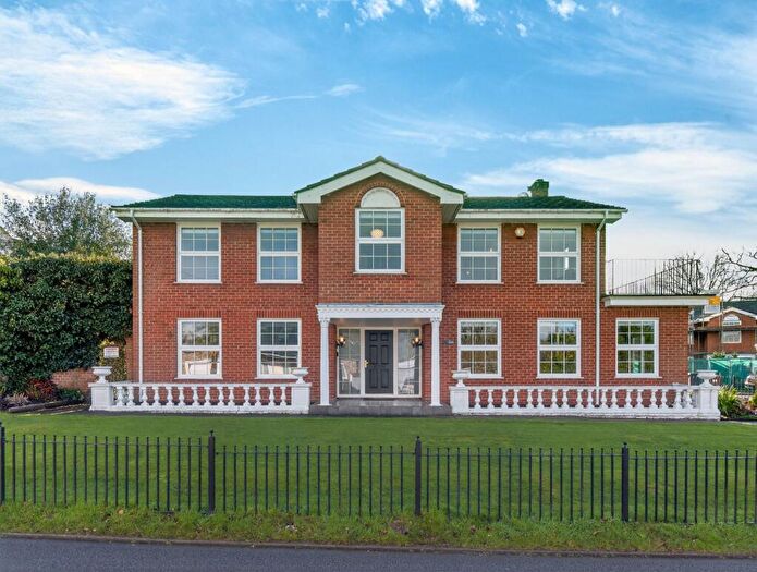 4 Bedroom Detached House For Sale In Moffats Lane, Brookmans Park, AL9