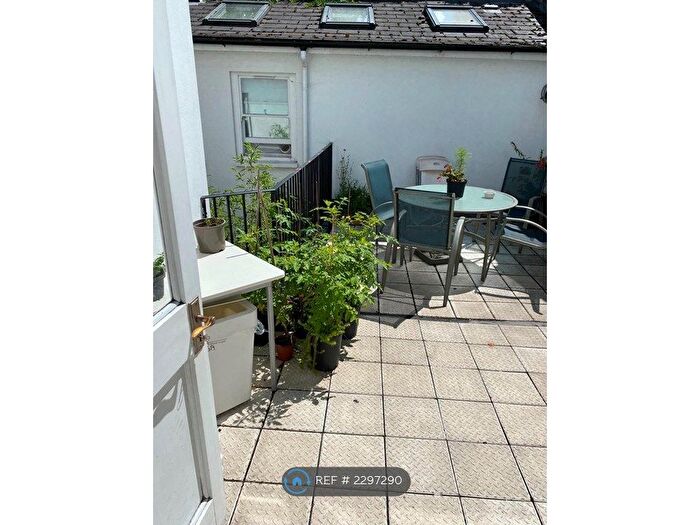 2 Bedroom Flat To Rent In Clapham Common South Side, London, SW4