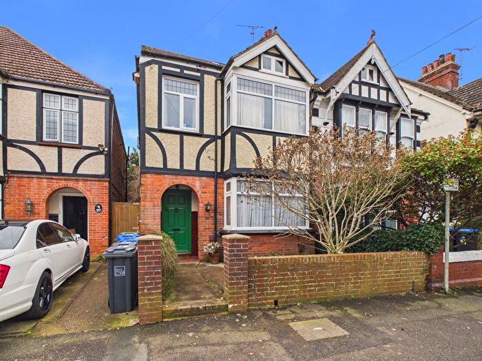 4 Bedroom Semi-Detached House For Sale In Bridge Road, Worthing, BN14