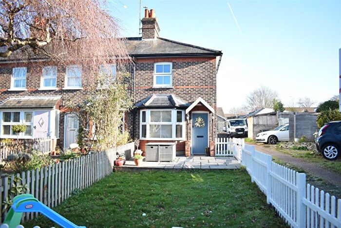 3 Bedroom End Of Terrace House For Sale In Crampshaw Lane, Ashtead, KT21
