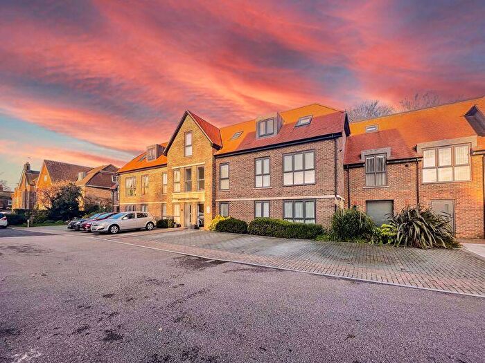 2 Bedroom Flat For Sale In Ely House, Dunstable, LU6