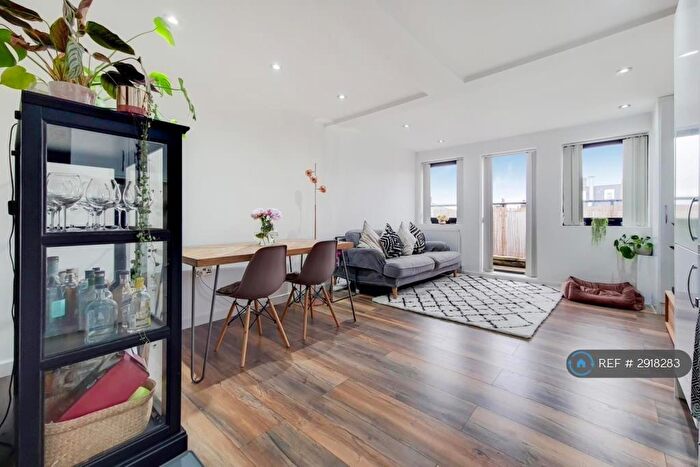 3 Bedroom Flat To Rent In Narford Rd, London, E5