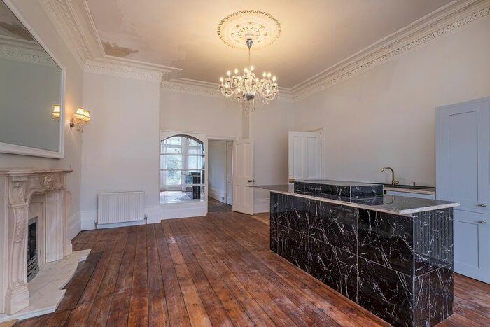 3 Bedroom Flat To Rent In Gleneldon Road, London, SW16