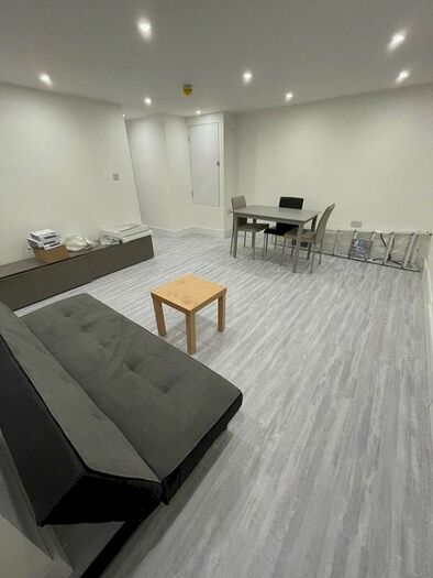 2 Bedroom Flat To Rent In Goldhawk Road, Hammersmith, W12