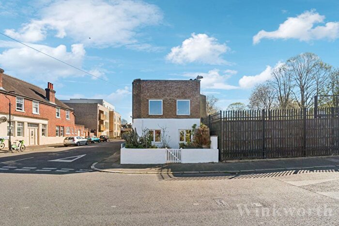 3 Bedroom Detached House For Sale In Dennett's Road, London, SE14