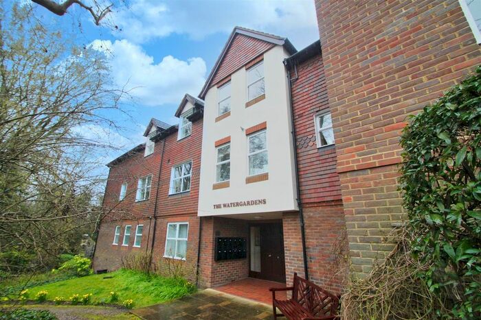 2 Bedroom Flat To Rent In The Watergardens, Elrington Road, Woodford Green, IG8