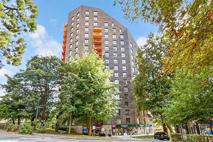 2 Bedroom Flat For Sale In Waterhouse Avenue, Maidstone, Kent, ME14