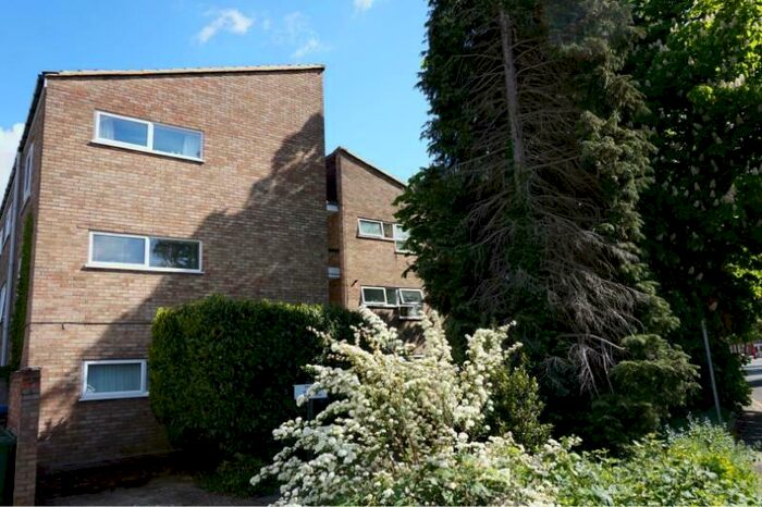 2 Bedroom Flat To Rent In Weybridge, KT13