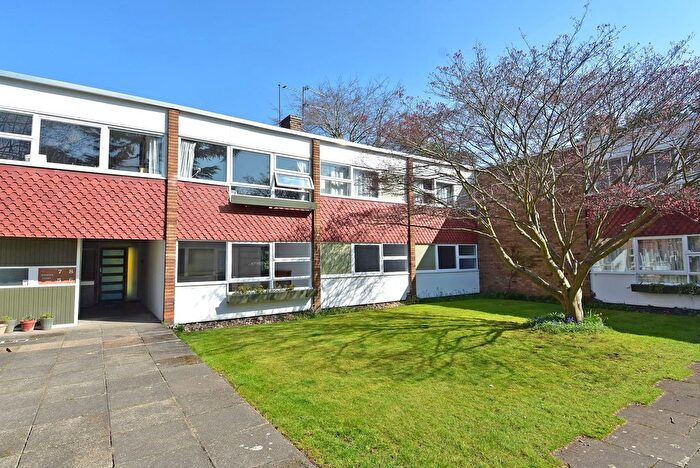 3 Bedroom Flat To Rent In Parkleys, Richmond, TW10