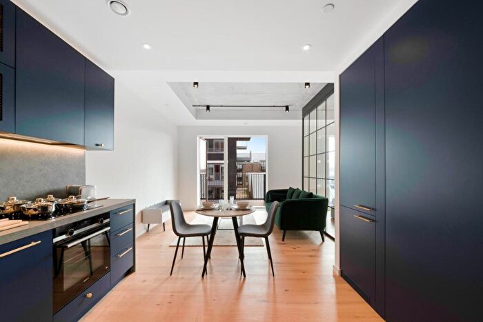 Apartment To Rent In Dulke House, Goodluck Hope, London, E14