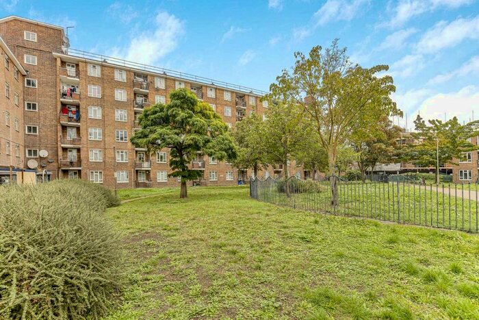 3 Bedroom Flat To Rent In Patmore Estate, London, SW8