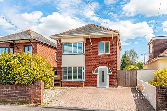 3 Bedroom Detached House For Sale In Stanley Green Road, Poole, BH15