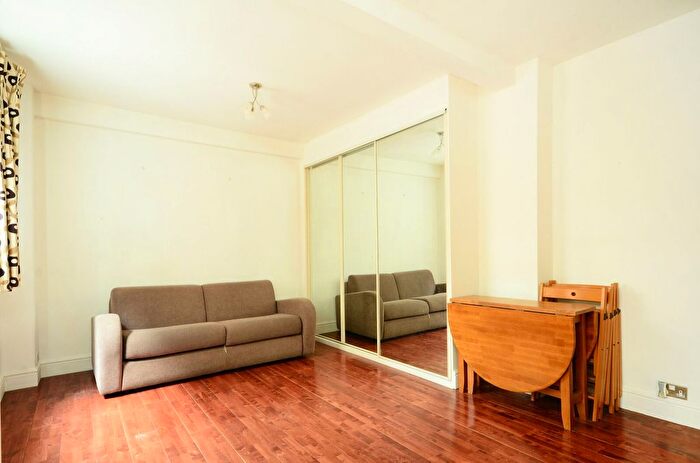 Maisonette For Sale In Charterhouse Square, Clerkenwell, London, EC1M