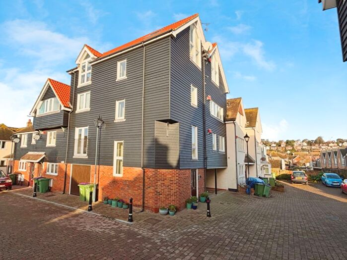 2 Bedroom Flat For Sale In Newmans Close, Hythe, CT21