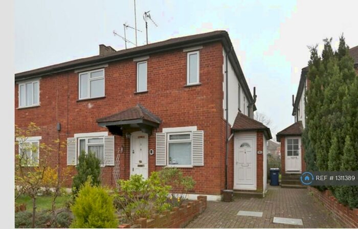 2 Bedroom Maisonette To Rent In Western Court, London, N3