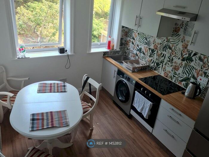 2 Bedroom Flat To Rent In Cliftonville, Thanet, CT9