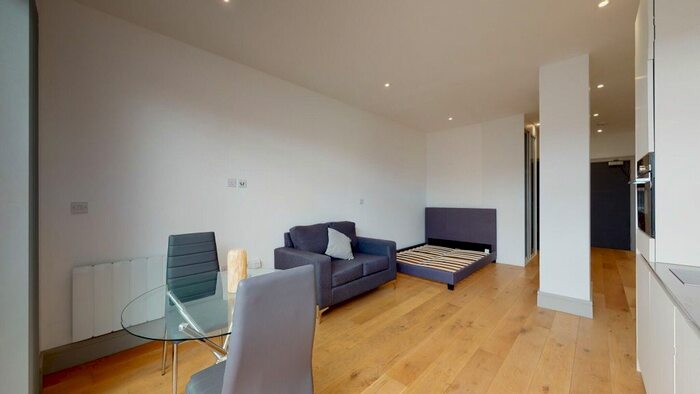 Studio To Rent In Lawrence Road, London, N15