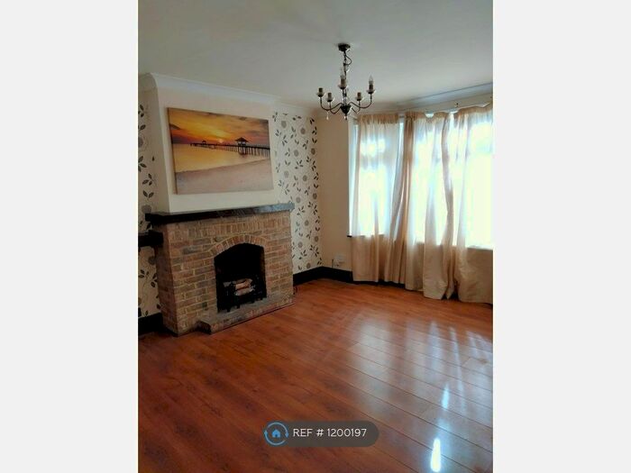 3 Bedroom Terraced House To Rent In Olma Road, Dunstable, LU5