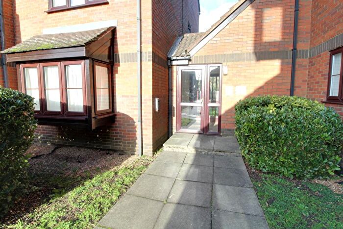 Flat To Rent In Gladbeck Way, EN2