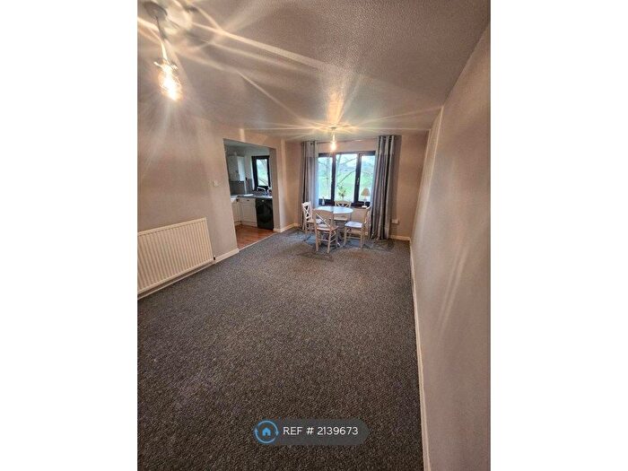 2 Bedroom Flat To Rent In Altdam Farm, Redhill, RH1