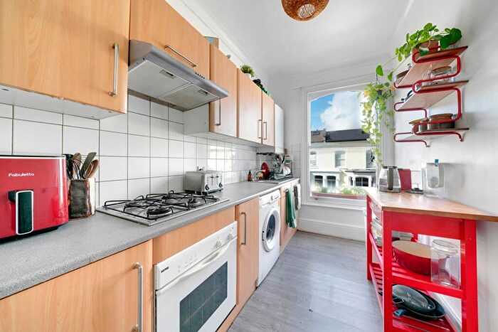 2 Bedroom Flat For Sale In Dynevor Road, London, N16