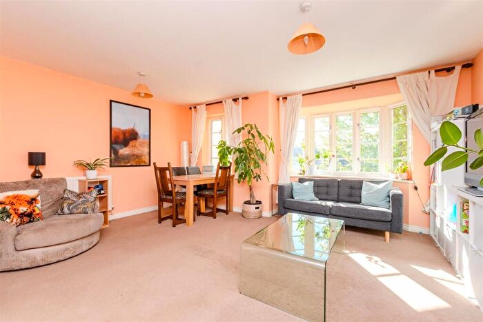 2 Bedroom Flat For Sale In Southbank, Hextable, Swanley, Kent, BR8