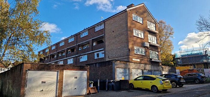 3 Bedroom Flat To Rent In Coppies Grove, London, N11