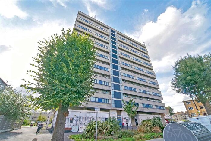 3 Bedroom Maisonette For Sale In Pelican Estate, London, SE15