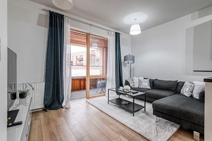 1 Bedroom Flat To Rent In Flat Silvertown Way, Eddington Court, London, E16