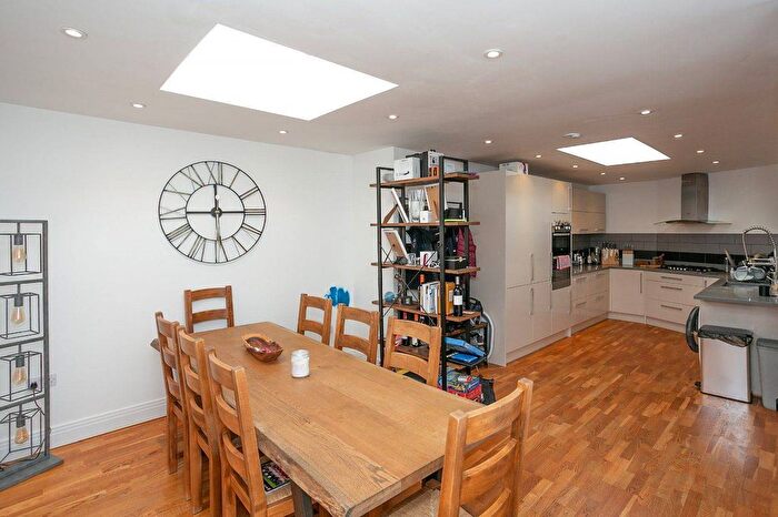 2 Bedroom Flat To Rent In Villiers Road, Bushey, Watford, WD19