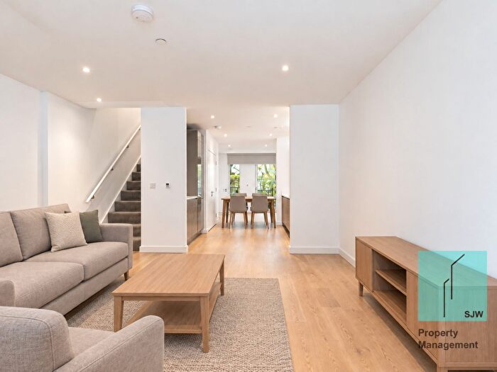 3 Bedroom Flat To Rent In Victory Place, London, SE17