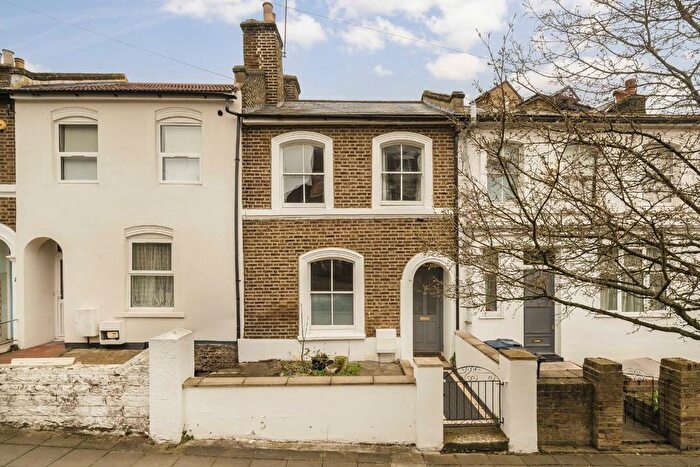 2 Bedroom Terraced House To Rent In Mill Hill Road, Acton, W3