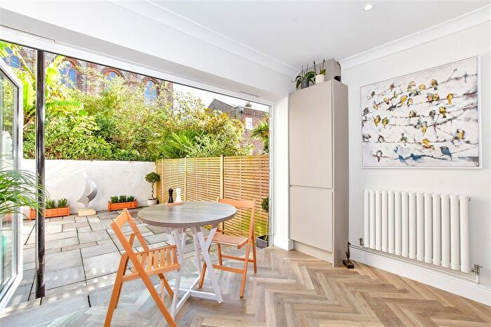 3 Bedroom Town House For Sale In Brewery Hill, Arundel, West Sussex, BN18