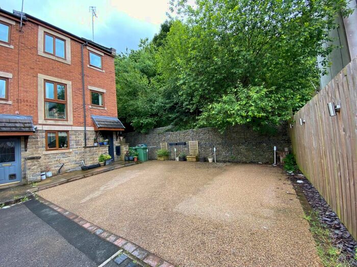 5 Bedroom End Of Terrace House To Rent In Greenlea Court, Huddersfield, HD5