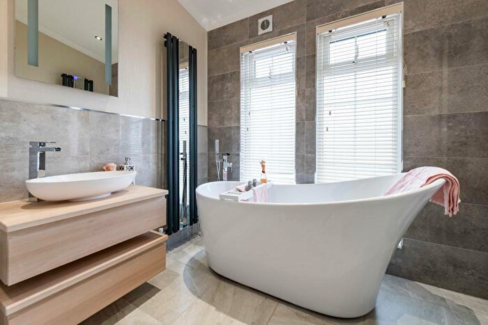 2 Bedroom Park Home For Sale In Clifton Park, New Road, Clifton, Bedfordshire, SG17