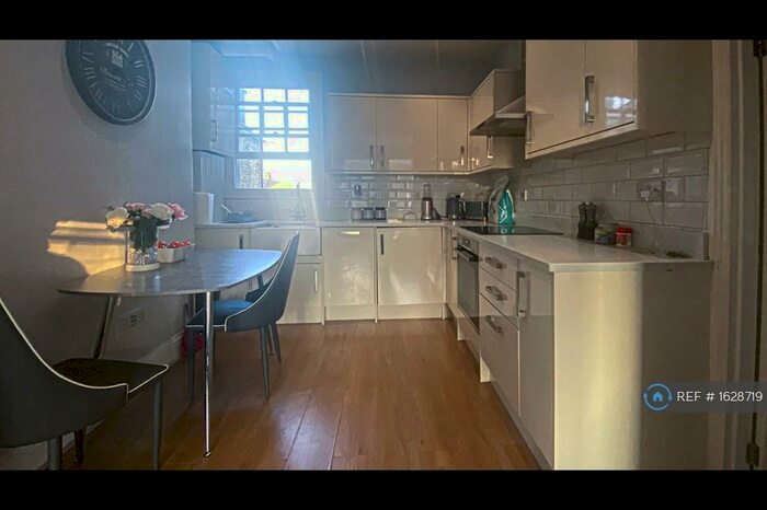 2 Bedroom Flat To Rent In Lynton, London, N13