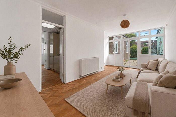 3 Bedroom Bungalow For Sale In Brinkworth Way, Prince Edward Road, Hackney, London, E9