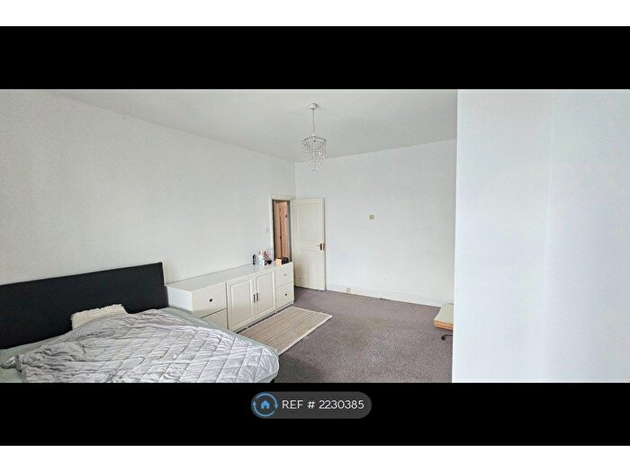 3 Bedroom Flat To Rent In Walm Lane, London, NW2