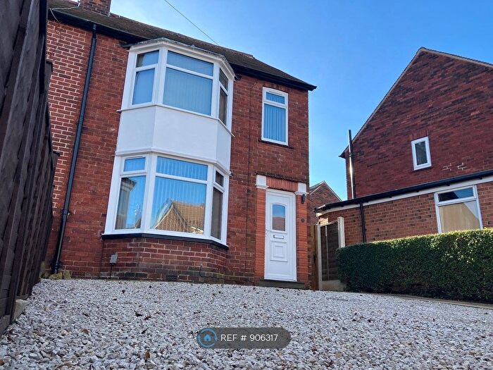 2 Bedroom End Of Terrace House To Rent In Oakwood Avenue, Wakefield, WF2