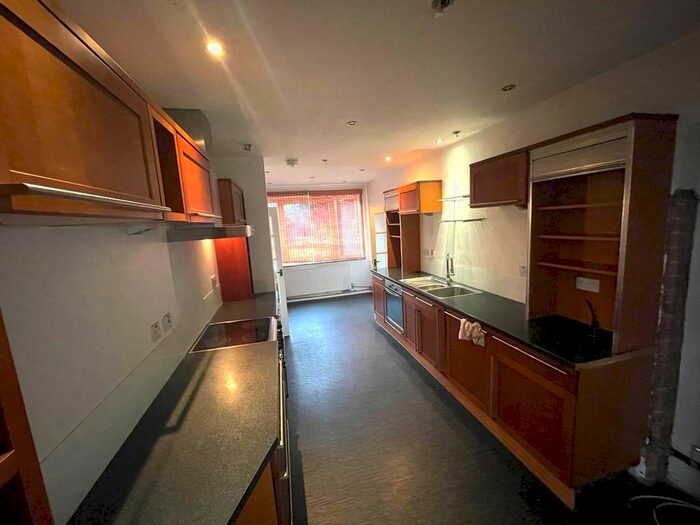 1 Bedroom Studio To Rent In Douglas Crescent, Dunstable, Bedfordshire, LU5