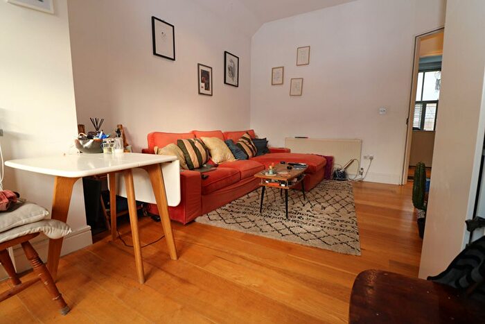 2 Bedroom Flat To Rent In Two Bedroom Flat In Stroud Green, Islington, – Desirable Road, N4