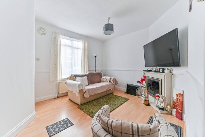 3 Bedroom Semi-Detached House For Sale In Anthony Road, South Norwood, London, SE25