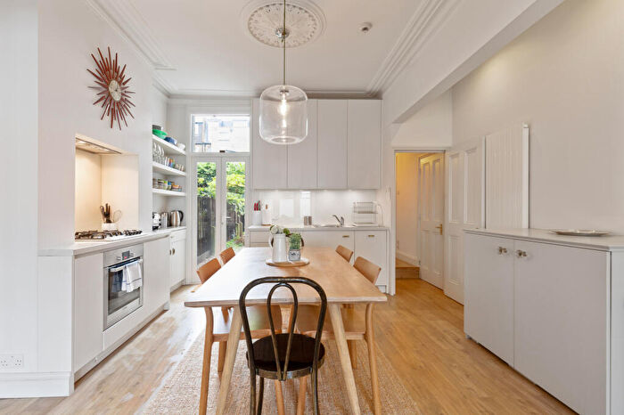 2 Bedroom Apartment To Rent In Gayville Road, London, SW11